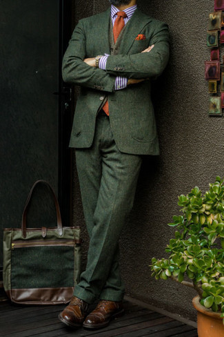 Orange bedrucktes Einstecktuch kombinieren – 186 Herren Outfits: Vereinigen Sie einen olivgrünen Anzug mit einem orange bedruckten Einstecktuch für einen bequemen Alltags-Look. Setzen Sie bei den Schuhen auf die klassische Variante mit dunkelbraunen Leder Brogues.