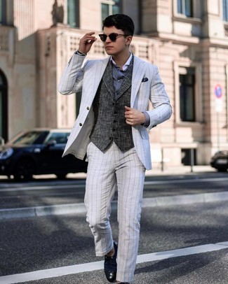 Dunkelblaues und weißes Einstecktuch kombinieren – 500+ Herren Outfits: Kombinieren Sie einen grauen vertikal gestreiften Anzug mit einem dunkelblauen und weißen Einstecktuch für ein großartiges Wochenend-Outfit. Ergänzen Sie Ihr Outfit mit dunkelblauen Segeltuch Derby Schuhen, um Ihr Modebewusstsein zu zeigen.