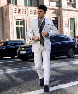 Dunkelblaues und weißes Einstecktuch kombinieren – 500+ Herren Outfits: Paaren Sie einen grauen vertikal gestreiften Anzug mit einem dunkelblauen und weißen Einstecktuch für ein Alltagsoutfit, das Charakter und Persönlichkeit ausstrahlt. Fühlen Sie sich ideenreich? Ergänzen Sie Ihr Outfit mit dunkelblauen Segeltuch Derby Schuhen.