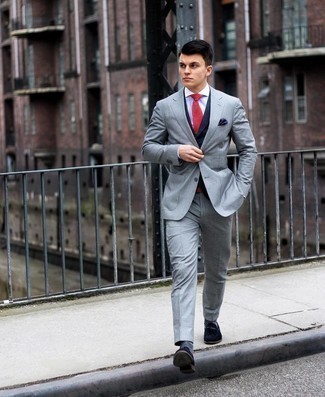 Rote Strick Krawatte kombinieren – 56 Herren Outfits: Geben Sie den bestmöglichen Look ab in einem grauen Anzug und einer roten Strick Krawatte. Bringen Sie die Dinge durcheinander, indem Sie dunkelblauen Wildleder Slipper mit diesem Outfit tragen.