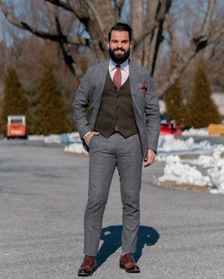 Rote Krawatte kombinieren – 500+ Herren Outfits: Vereinigen Sie einen dunkelgrauen Anzug mit Karomuster mit einer roten Krawatte für einen stilvollen, eleganten Look. Fühlen Sie sich ideenreich? Wählen Sie dunkelbraunen Leder Oxford Schuhe.