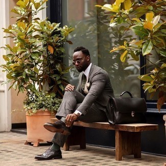 Dunkelgrüne Socken kombinieren – 500+ Herren Outfits: Entscheiden Sie sich für einen dunkelgrauen Wollanzug und dunkelgrünen Socken für ein Alltagsoutfit, das Charakter und Persönlichkeit ausstrahlt. Putzen Sie Ihr Outfit mit dunkelbraunen Leder Oxford Schuhen.