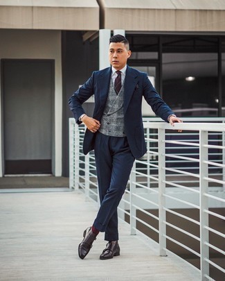 Graue Wollweste kombinieren – 69 Herren Outfits warm Wetter: Machen Sie sich mit einer grauen Wollweste und einem dunkelblauen Anzug einen verfeinerten, eleganten Stil zu Nutze. Wenn Sie nicht durch und durch formal auftreten möchten, entscheiden Sie sich für dunkelbraunen Doppelmonks aus Leder.