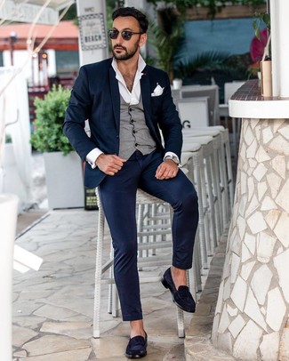 Graue Weste kombinieren – 427 Herren Outfits: Machen Sie sich mit einer grauen Weste und einem dunkelblauen Anzug einen verfeinerten, eleganten Stil zu Nutze. Suchen Sie nach leichtem Schuhwerk? Komplettieren Sie Ihr Outfit mit dunkelblauen Wildleder Slippern für den Tag.