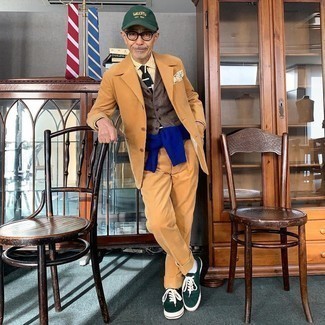 Olivgrüne Baseballkappe kombinieren – 383 Herren Outfits: Erwägen Sie das Tragen von einem rotbraunen Anzug und einer olivgrünen Baseballkappe für ein bequemes Outfit, das außerdem gut zusammen passt. Ergänzen Sie Ihr Look mit dunkelgrünen Segeltuch niedrigen Sneakers.