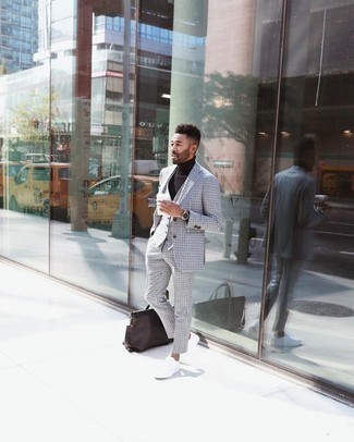 Weißen Anzug kombinieren – 55 Smart-Casual Herren Outfits: Kombinieren Sie einen weißen Anzug mit einer schwarzen und weißen Weste mit Vichy-Muster für einen stilvollen, eleganten Look. Fühlen Sie sich ideenreich? Wählen Sie weißen Segeltuch niedrige Sneakers.