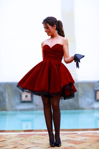 Elegante heiß Wetter Outfits Damen 2024: Erwägen Sie das Tragen von einem dunkelroten ausgestelltem Kleid aus Samt für einen modischen, klassischen Look. Schwarze leder pumps sind eine gute Wahl, um dieses Outfit zu vervollständigen.