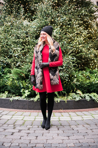 Schwarze Wildleder Pumps kombinieren – 168 Elegante Damen Outfits: Um eine schöne Silhouette zu formen, tragen Sie ein rotes Wollausgestelltes kleid. Schwarze Wildleder Pumps sind eine kluge Wahl, um dieses Outfit zu vervollständigen.
