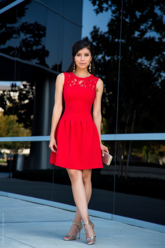 Goldene Clutch kombinieren – 300 Damen Outfits: Wahlen Sie ein rotes ausgestelltes Kleid aus Spitze und eine goldene Clutch für einen coolen ultralässigen Look. Komplettieren Sie Ihr Outfit mit goldenen Leder Sandaletten.