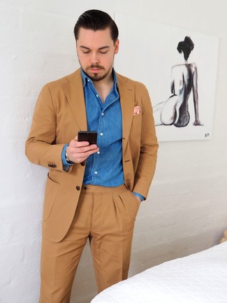 Fuchsia bedrucktes Einstecktuch kombinieren – 19 Elegante Herren Outfits: Paaren Sie einen beige Anzug mit einem fuchsia bedruckten Einstecktuch für ein bequemes Outfit, das außerdem gut zusammen passt.