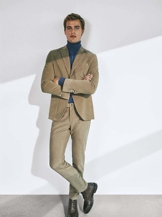 Beige Anzug kombinieren – 875+ Herren Outfits: Kombinieren Sie einen beige Anzug mit einem dunkelblauen Rollkragenpullover für eine klassischen und verfeinerte Silhouette. Wenn Sie nicht durch und durch formal auftreten möchten, entscheiden Sie sich für eine dunkelbraune Lederfreizeitstiefel.