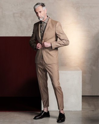 Silbernes Langarmhemd kombinieren – 32 Elegante Herren Outfits warm Wetter: Kombinieren Sie ein silbernes Langarmhemd mit einem beige Anzug für einen stilvollen, eleganten Look. Schwarze Leder Derby Schuhe sind eine großartige Wahl, um dieses Outfit zu vervollständigen.