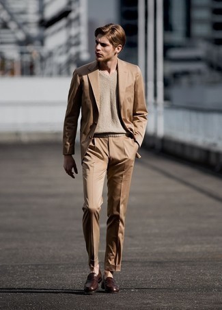 Beige Anzug kombinieren – 875+ Herren Outfits: Entscheiden Sie sich für einen klassischen Stil in einem beige Anzug und einem hellbeige Pullunder. Fühlen Sie sich mutig? Wählen Sie dunkelbraunen Leder Slipper.