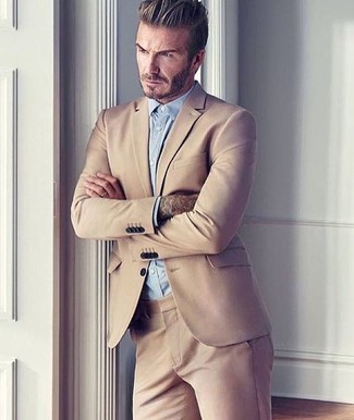 Hellbeige Anzug kombinieren – 500+ Elegante Sommer Herren Outfits: Kombinieren Sie einen hellbeige Anzug mit einem hellblauen Businesshemd für eine klassischen und verfeinerte Silhouette. Dieser Look ist hervorragend für den Sommer geeignet.