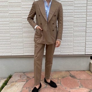 Wie Anzug mit Slipper zu kombinieren – 500+ Elegante Sommer Herren Outfits: Entscheiden Sie sich für einen Anzug und ein hellblaues Businesshemd für eine klassischen und verfeinerte Silhouette. Slipper verleihen einem klassischen Look eine neue Dimension. Dieser Look  ist für den Sommer einfach genial.