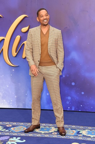 Will Smith trägt beige Anzug mit Karomuster, brauner Pullover mit einem V-Ausschnitt, braune Chelsea-Stiefel aus Leder