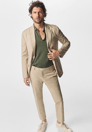 Hellbeige Anzug kombinieren – 215 Smart-Casual Herren Outfits: Kombinieren Sie einen hellbeige Anzug mit einem olivgrünen Polohemd, um einen modischen Freizeitlook zu kreieren. Fühlen Sie sich ideenreich? Ergänzen Sie Ihr Outfit mit hellbeige Segeltuch niedrigen Sneakers.