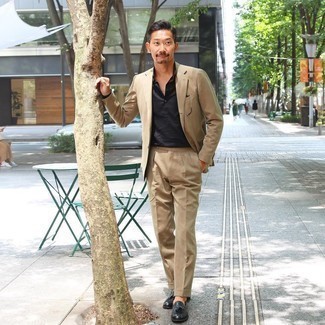 Olivgrüne Leder Slipper kombinieren – 70 Herren Outfits: Kombinieren Sie einen beige Anzug mit einem schwarzen Langarmhemd für einen stilvollen, eleganten Look. Vervollständigen Sie Ihr Look mit olivgrünen Leder Slippern.