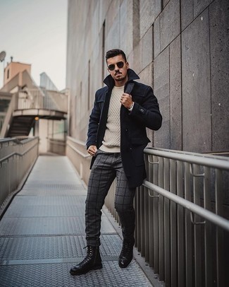 20 Jährige: Hellbeige Strickpullover kombinieren – 32 Herren Outfits
