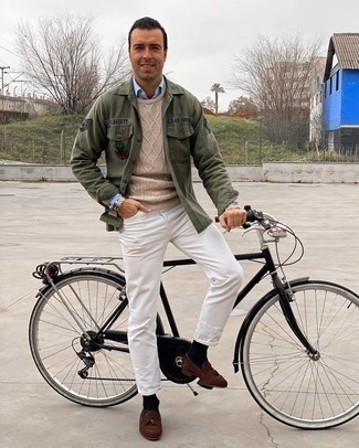 40 Jährige: Hellbeige Strickpullover kombinieren – 9 Herren Outfits