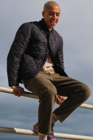 20 Jährige: Hellbeige Strickpullover kombinieren – 32 Herren Outfits