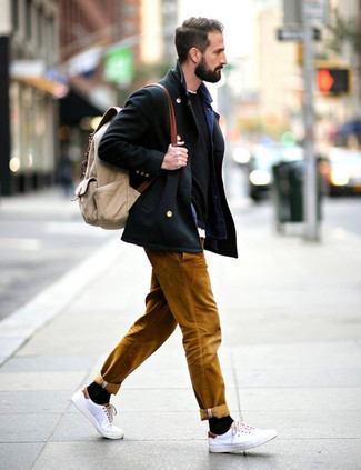 Hellbeige Segeltuch Rucksack kombinieren – 12 Herren Outfits kalt Wetter