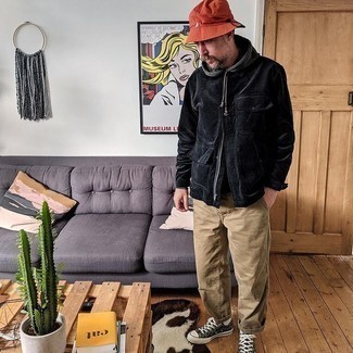 40 Jährige: Hellbeige Chinohose kombinieren – 25 Casual Frühling Herren Outfits