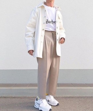 40 Jährige: Hellbeige Chinohose kombinieren – 25 Casual Frühling Herren Outfits