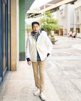 40 Jährige: Hellbeige Chinohose kombinieren – 25 Casual Frühling Herren Outfits