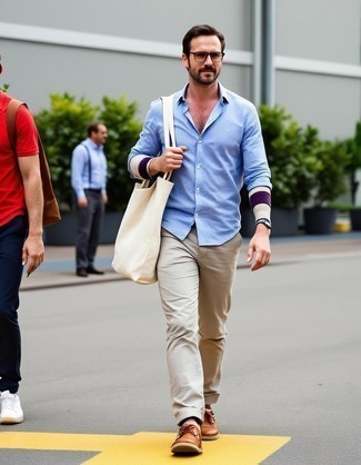 40 Jährige: Hellbeige Chinohose kombinieren – 43 Herren Outfits heiß Wetter