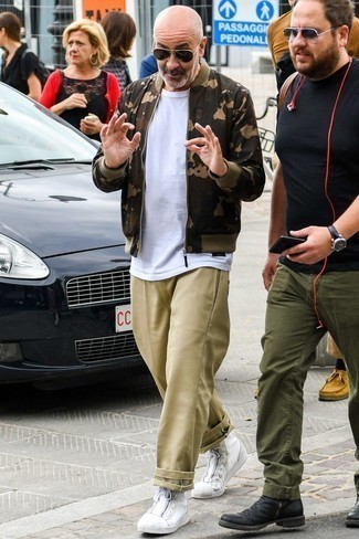 40 Jährige: Hellbeige Chinohose kombinieren – 25 Casual Frühling Herren Outfits