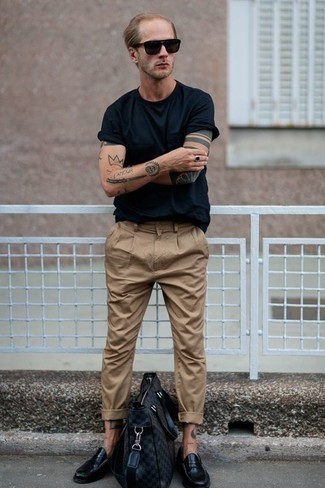 40 Jährige: Hellbeige Chinohose kombinieren – 43 Herren Outfits heiß Wetter