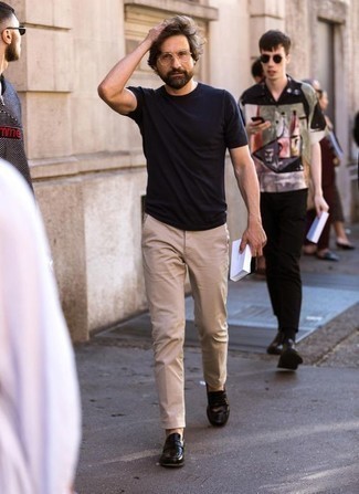 40 Jährige: Hellbeige Chinohose kombinieren – 43 Herren Outfits heiß Wetter