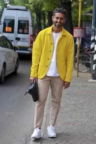 40 Jährige: Hellbeige Chinohose kombinieren – 62 Frühling Herren Outfits