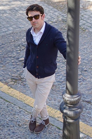 40 Jährige: Hellbeige Chinohose kombinieren – 62 Frühling Herren Outfits