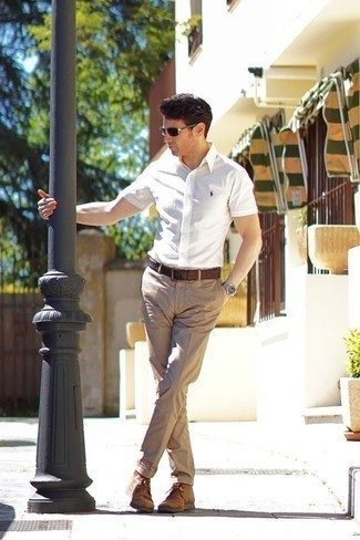 40 Jährige: Hellbeige Chinohose kombinieren – 25 Casual Frühling Herren Outfits