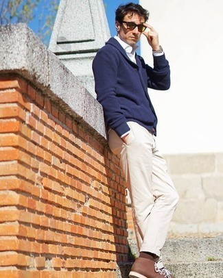 40 Jährige: Hellbeige Chinohose kombinieren – 62 Frühling Herren Outfits