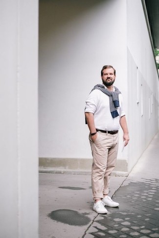 40 Jährige: Hellbeige Chinohose kombinieren – 62 Frühling Herren Outfits