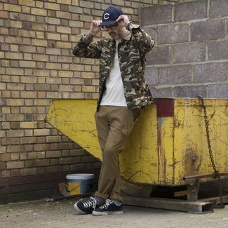 40 Jährige: Hellbeige Chinohose kombinieren – 25 Casual Frühling Herren Outfits