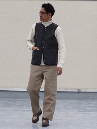 40 Jährige: Hellbeige Chinohose kombinieren – 62 Frühling Herren Outfits