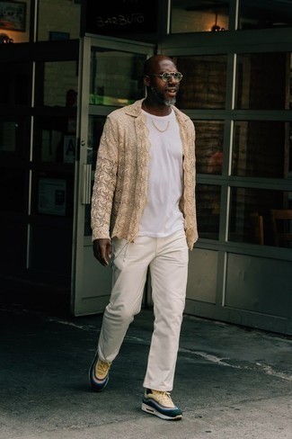 40 Jährige: Hellbeige Chinohose kombinieren – 62 Frühling Herren Outfits