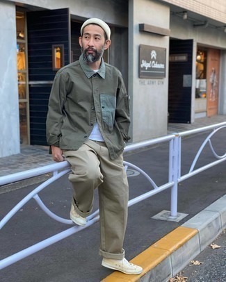 40 Jährige: Hellbeige Chinohose kombinieren – 25 Casual Frühling Herren Outfits