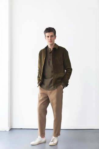 40 Jährige: Hellbeige Chinohose kombinieren – 25 Casual Frühling Herren Outfits