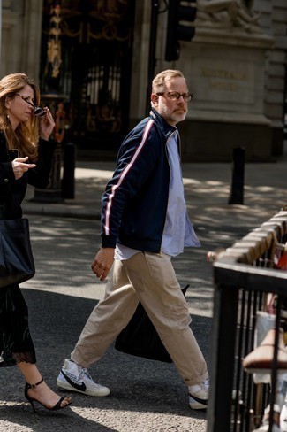 40 Jährige: Hellbeige Chinohose kombinieren – 62 Frühling Herren Outfits