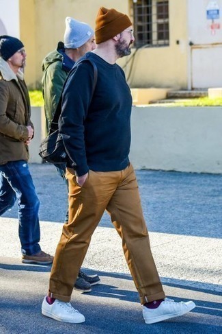 40 Jährige: Hellbeige Chinohose kombinieren – 25 Casual Frühling Herren Outfits