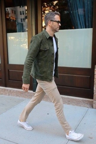 40 Jährige: Hellbeige Chinohose kombinieren – 25 Casual Frühling Herren Outfits