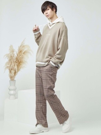Teenager: Hellbeige Chinohose kombinieren – 17 Smart-Casual Frühling Herren Outfits