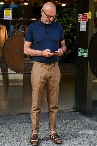 40 Jährige: Hellbeige Chinohose kombinieren – 43 Herren Outfits heiß Wetter