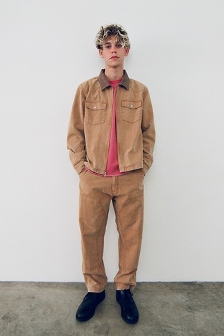 Teenager: Hellbeige Chinohose kombinieren – 17 Smart-Casual Frühling Herren Outfits