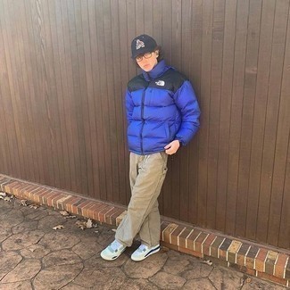 Teenager: Hellbeige Chinohose kombinieren – 17 Smart-Casual Frühling Herren Outfits